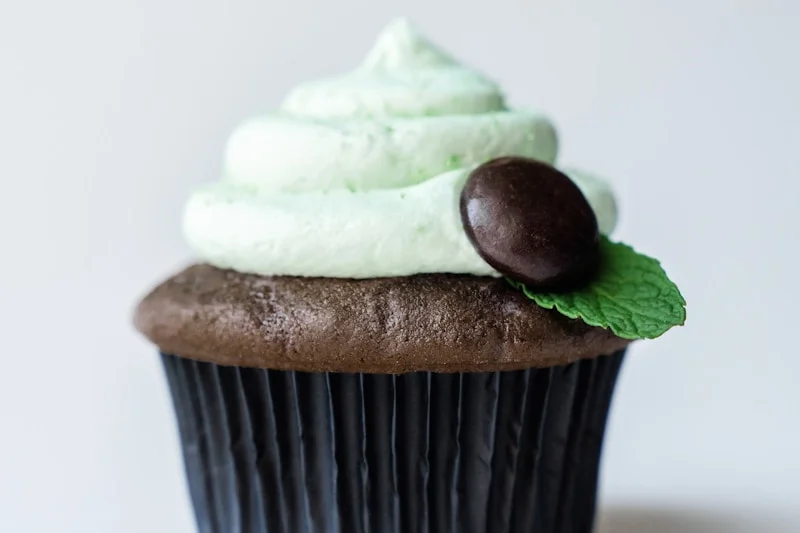 Classic Vanilla Cupcakes (6)